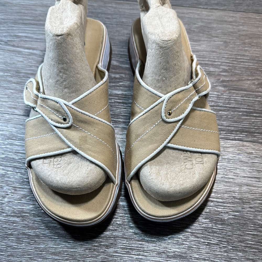 Clarks Tan Strappy flats comfortable Sandals woman’s 8.5 (b223)